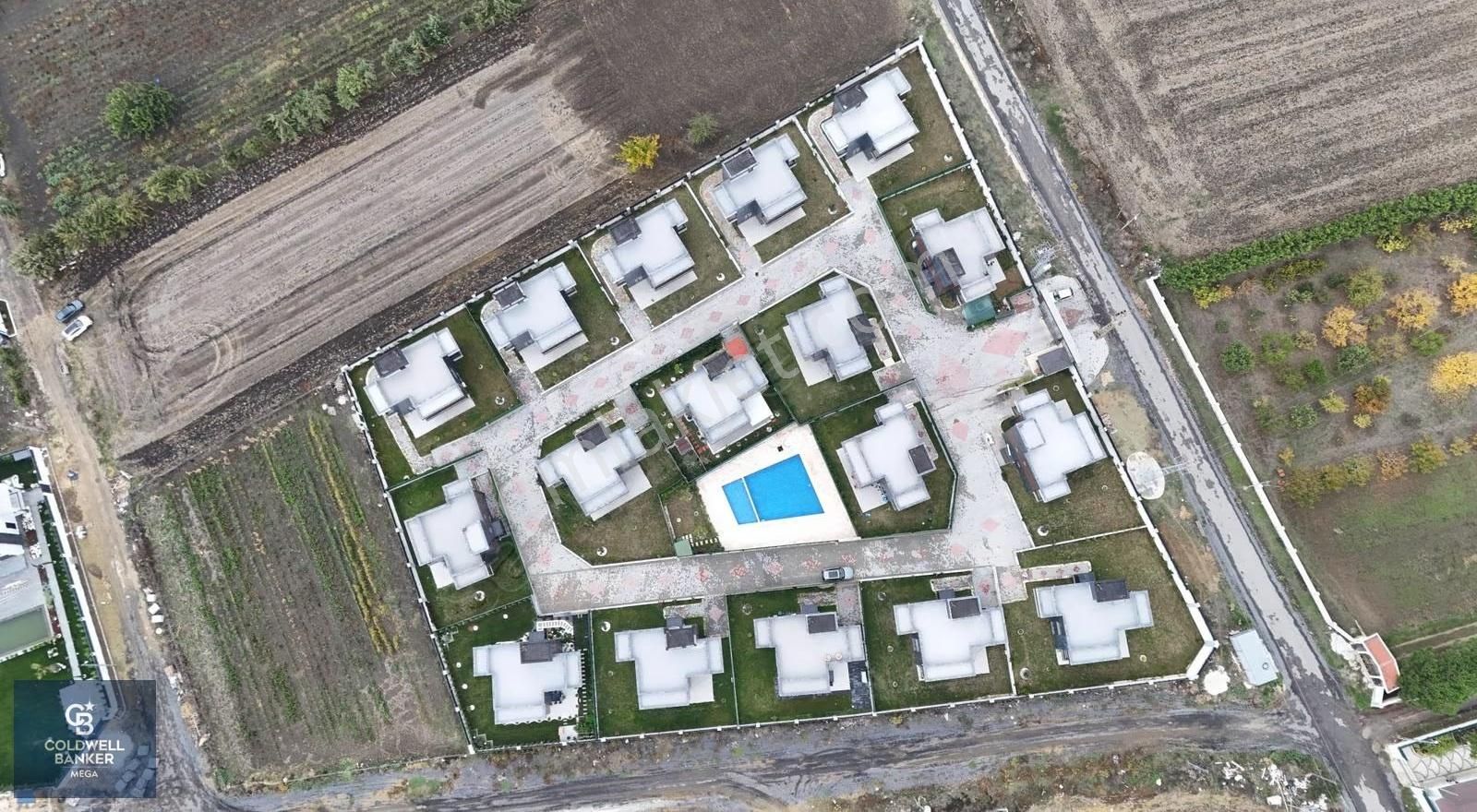 Silivri Ortaköyde Havuzlu Sitede Sıfır, İskanlı 4+1 Villa - Görsel 12