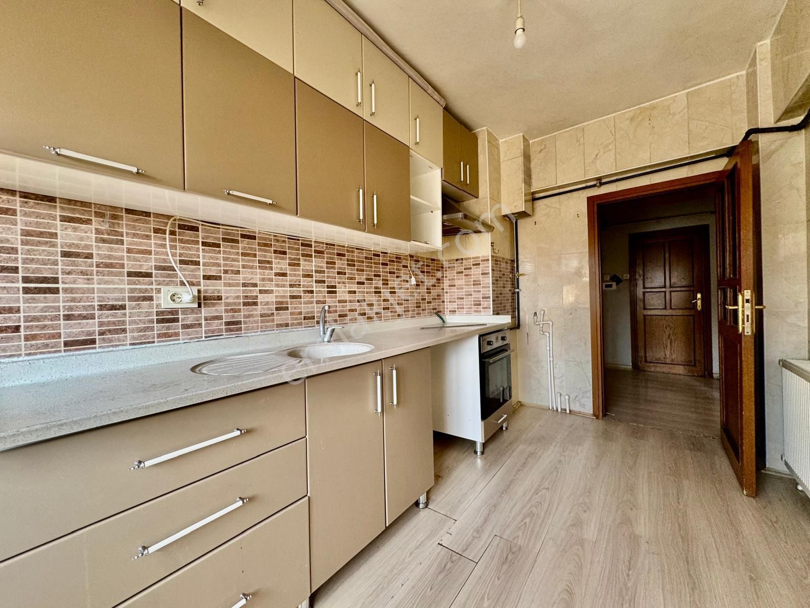 İmir Emlak'tan Bu Fiyat Kaçmaz Merkezde Katta G.cephe 3+1 Daire - Görsel 2