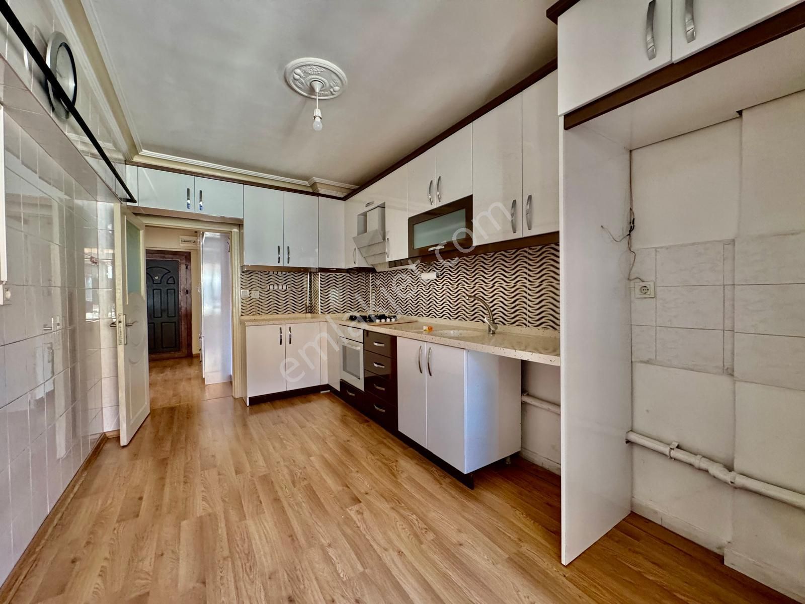 İmir Emlak'tan Hicret Cami Yakını Katta Güney 3+1 Yapılı Daire - Görsel 3