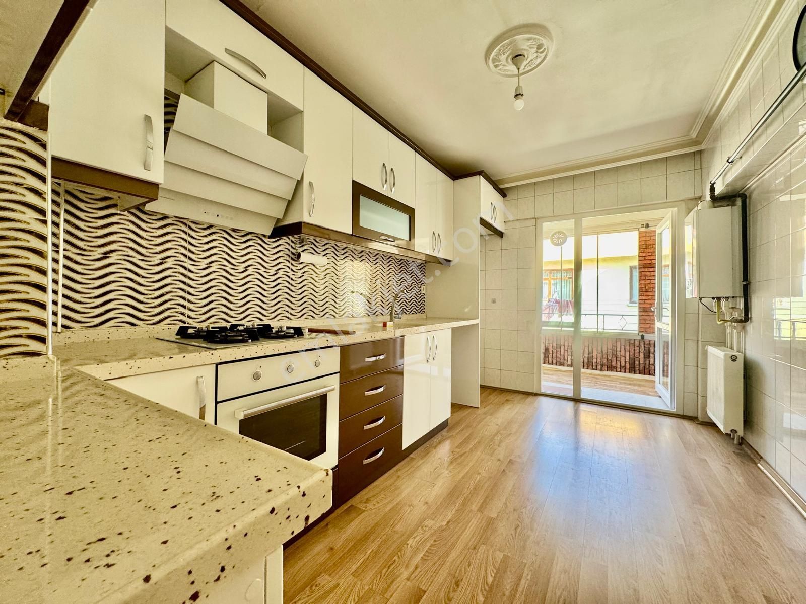 İmir Emlak'tan Hicret Cami Yakını Katta Güney 3+1 Yapılı Daire - Görsel 2