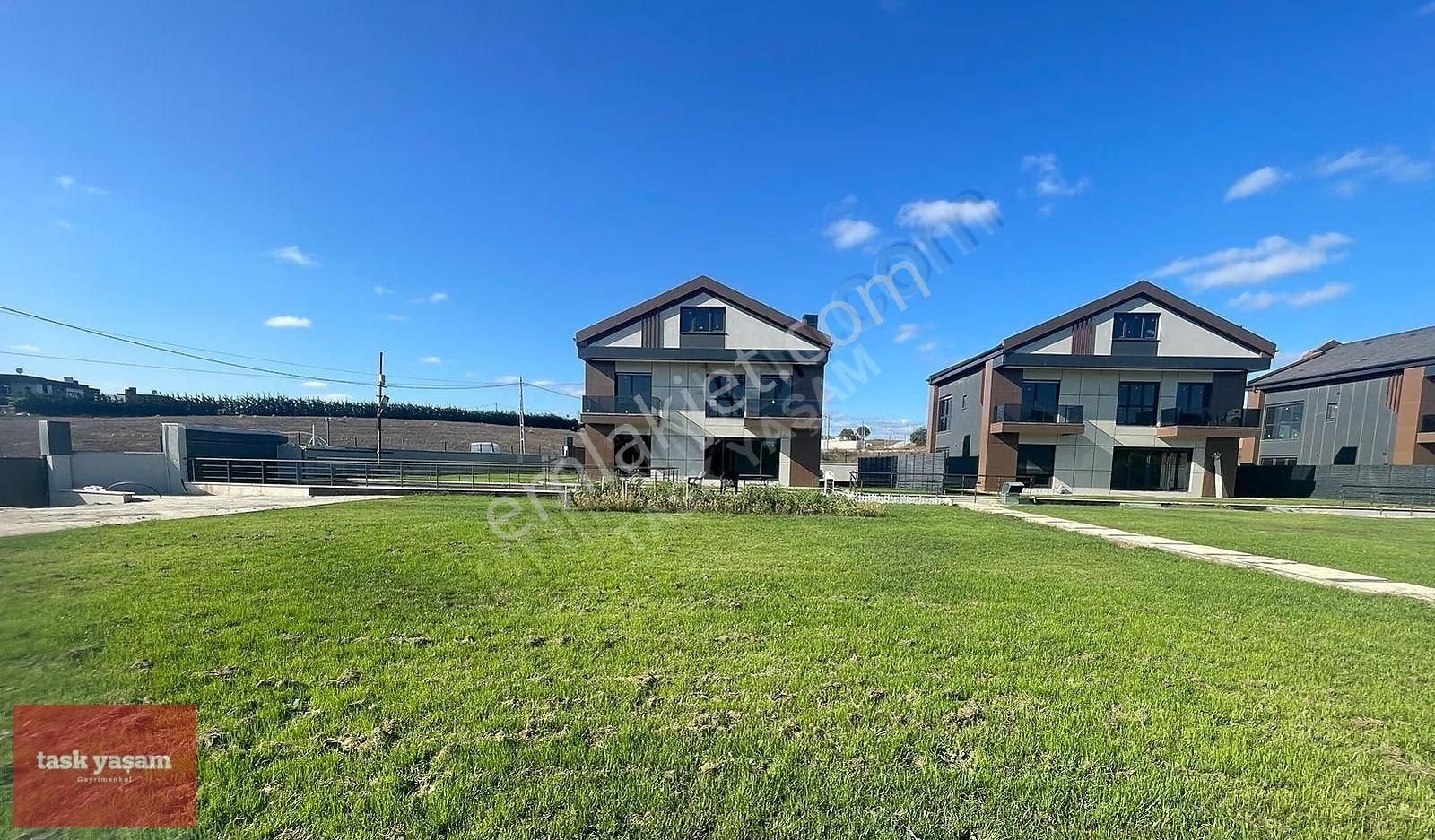 Tuzla Tepeören'de Doğa İle İç İçe Modern Lüks 8+2 Kiralık Villa