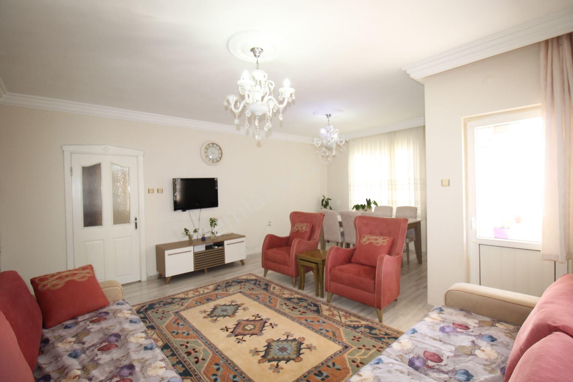 Retro’dan Menderes Mah’de Site İçi Doğalgazlı B.mutfak Geniş 3+1