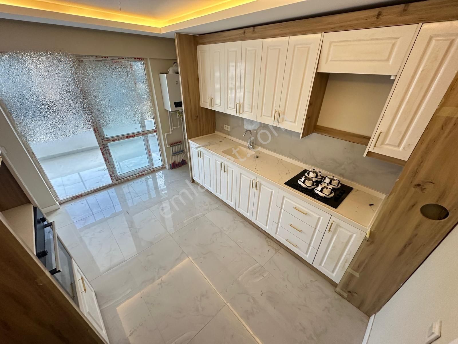 Mustafa Kemal'de 3+1 Köşe Başında Cadde Cepheli Satılık Daire