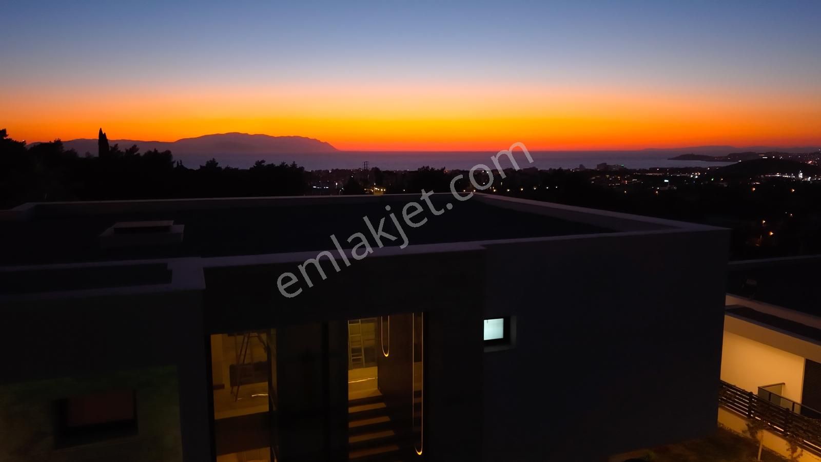 Kuşadasında 1 Dönüm Arazide Asansörlü Lüks Satılık Villa - Görsel 31