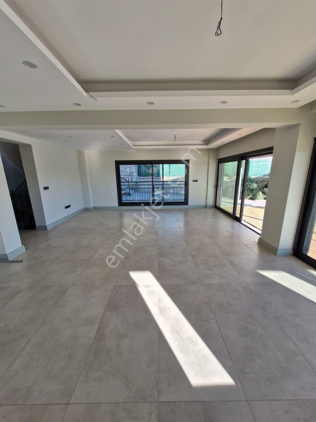 Çeşme Boyalık'ta Müstakil Havuzlu Akıllı Ev Sistemli 7+1 Villa - Görsel 18