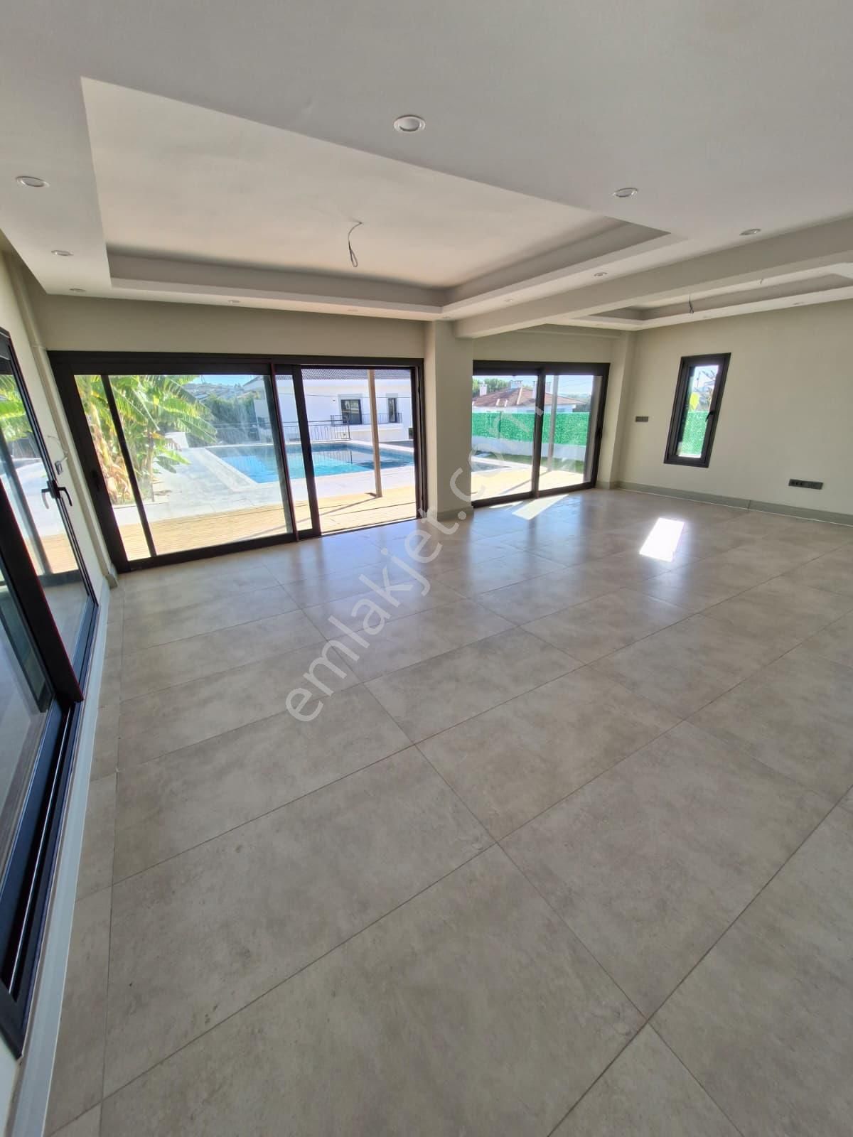 Çeşme Boyalık'ta Müstakil Havuzlu Akıllı Ev Sistemli 7+1 Villa - Görsel 12