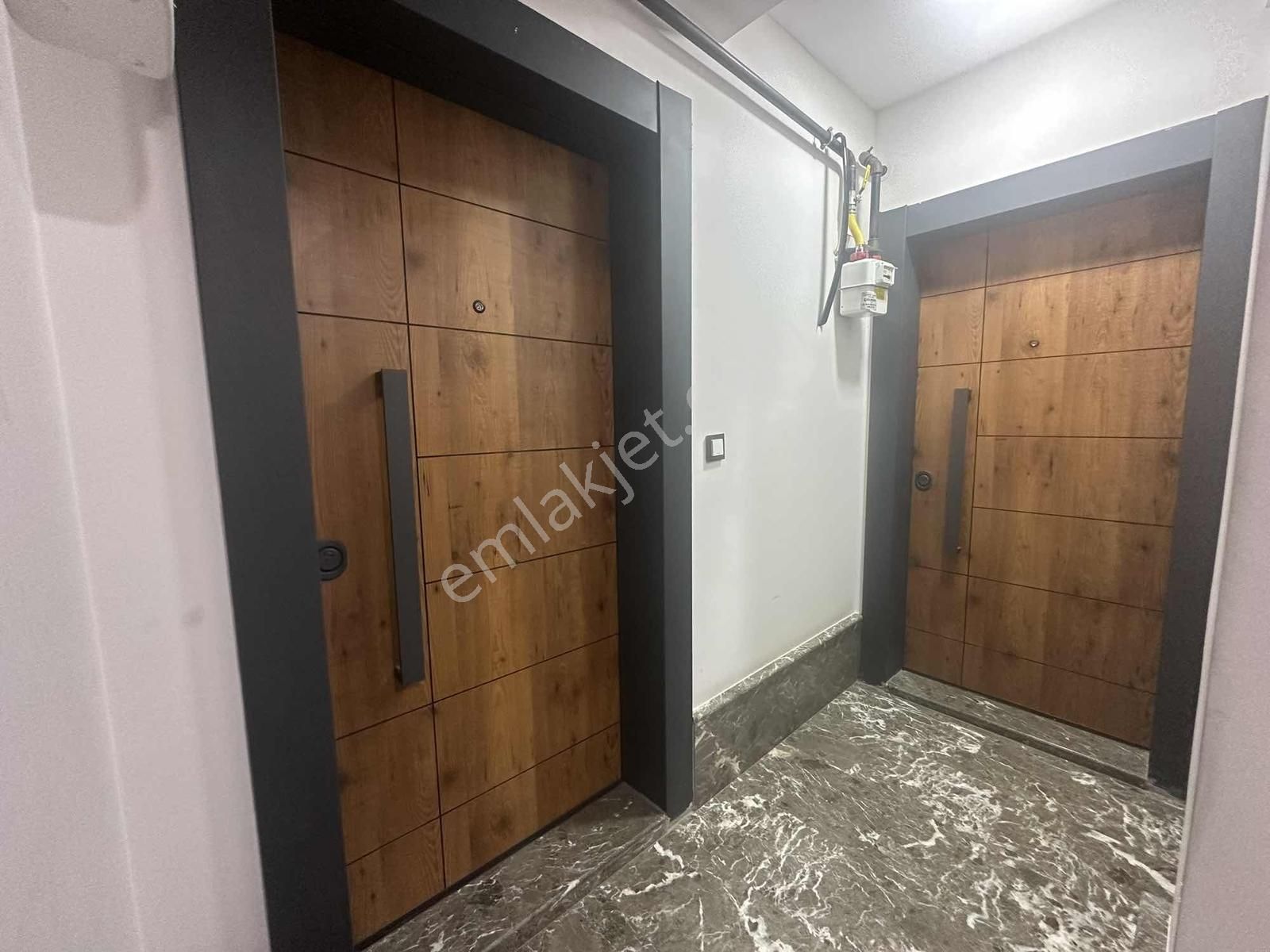 Nergizde Satılık 1+1 Geniş Daire Balkonlu, Merkezi, Genç Bina - Görsel 23