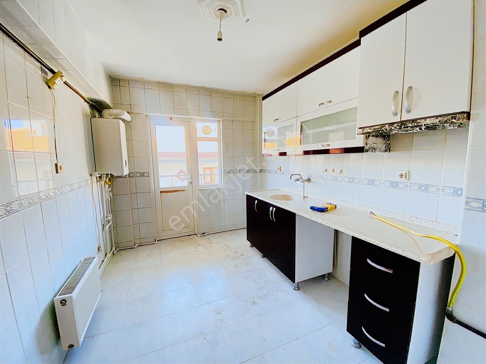 Valentia'dan Hocalı Caddesi Yanı Katta Kiralık 3+1 Daire !!!