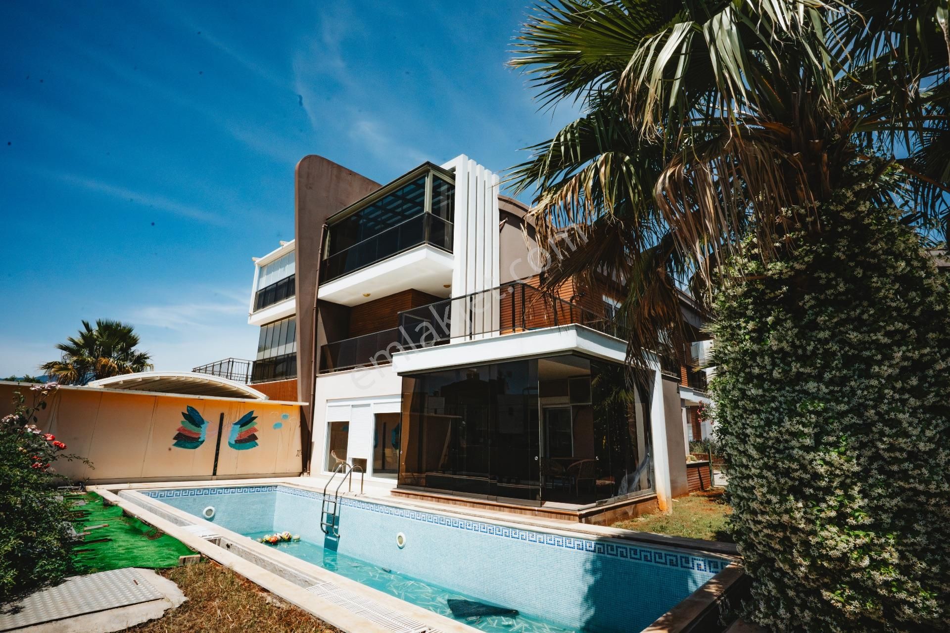 Site İçerisinde 5+1 Tripleks Villa