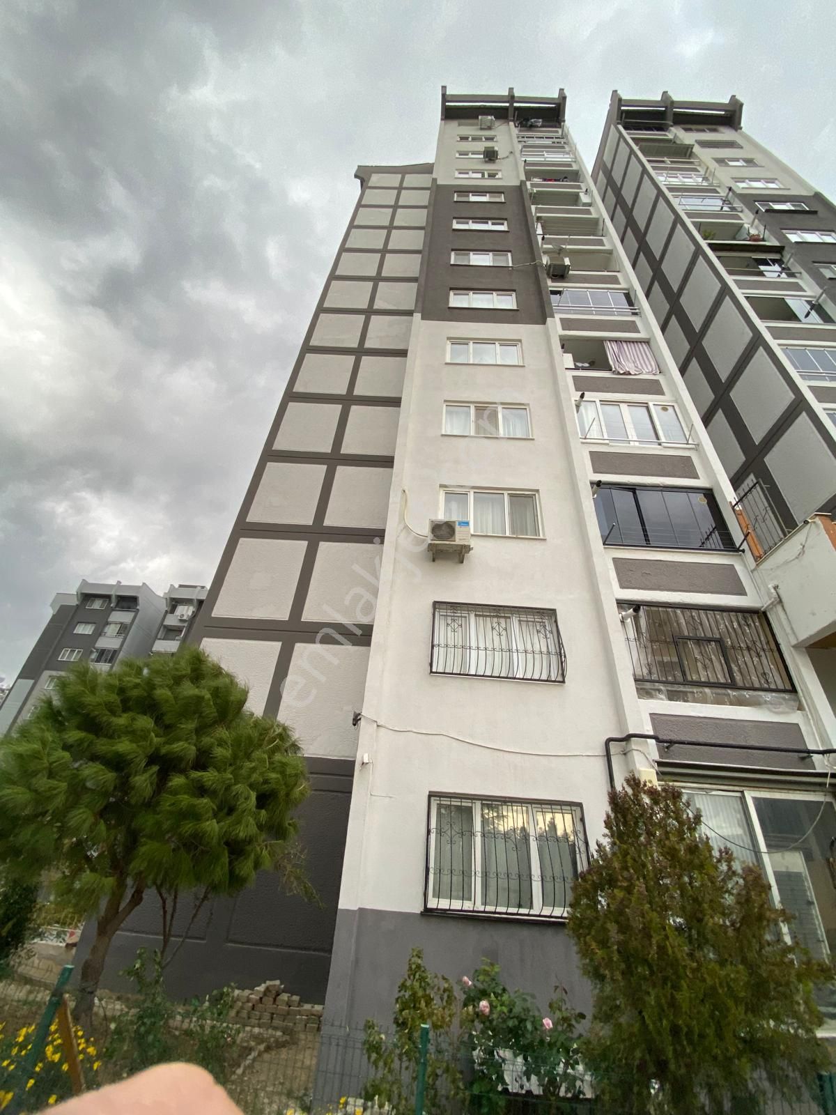 Karabağlar Yaşar Kemal Mah.uzundere Tokide Doğalğazlı Asansörlü 2+1 105 M2 Satılık Daire