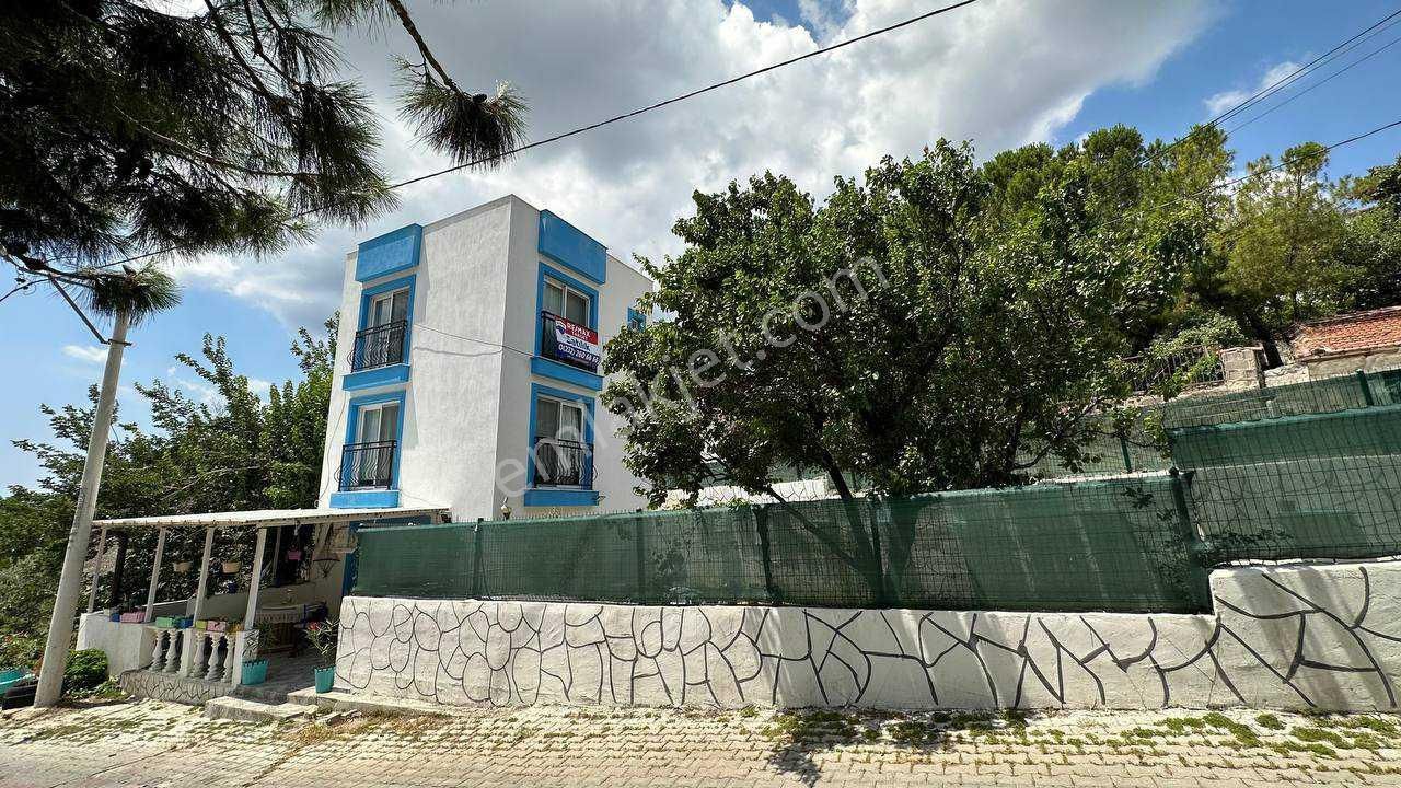 Alıağa Şakran’da 4 Cephelı, Bahçelı, Full Eşyalı Müstakıl Trıpleks Vılla