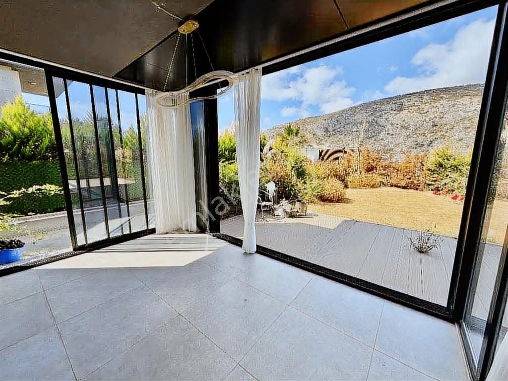 Şehir Merkezine Yakın Özel Havuzlu Kapalı Garjlı 4+1 Villa - Görsel 24