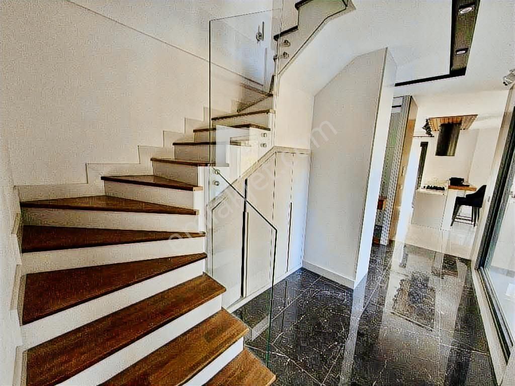 Şehir Merkezine Yakın Özel Havuzlu Kapalı Garjlı 4+1 Villa - Görsel 13