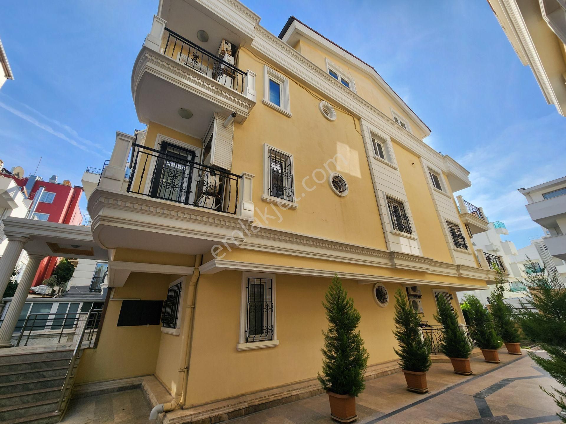 Havuzlu, Kapalı Otoparklı Sitede Satılık 200 M2 3+2 Dublex Daire