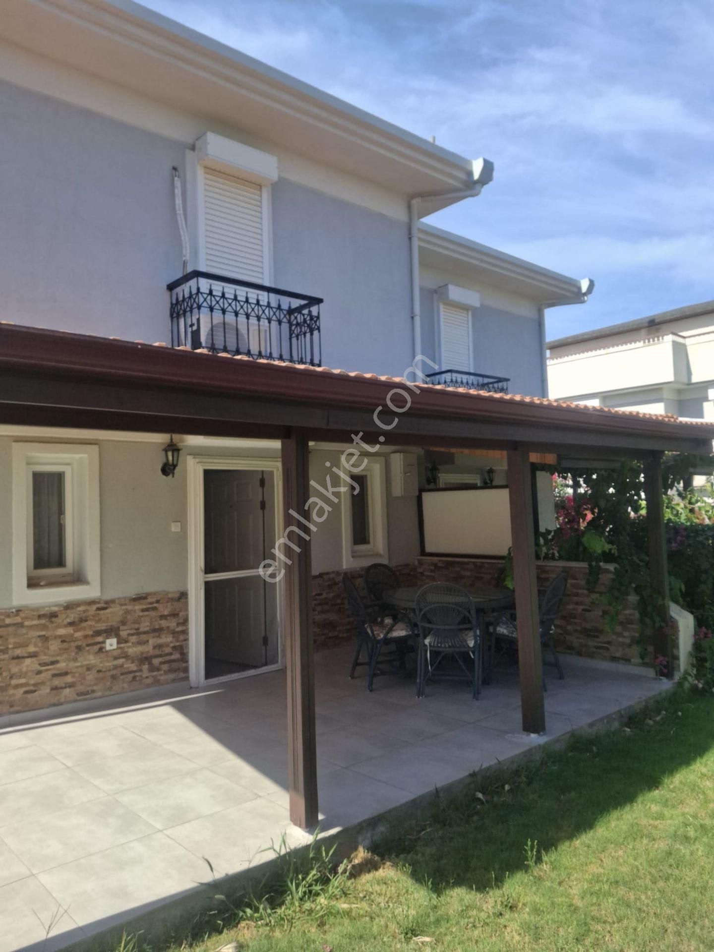 Boyalık Denize Çok Yakın Sitede Bakımlı Tadilatlı Yenilenmiş 3+1 - Görsel 4