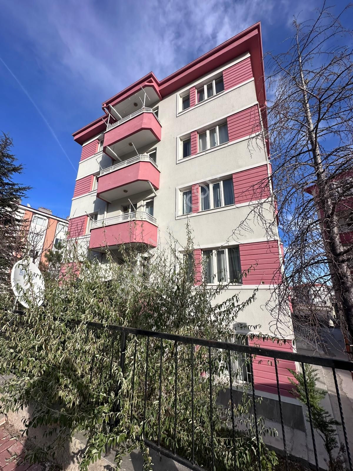 Afyon Üçok Emlaktan Nazmi Saatçi Mah Kentsel Dönüşüme Uygun Satılık 3+1 Temiz Bakımlı Daire - Görsel 3