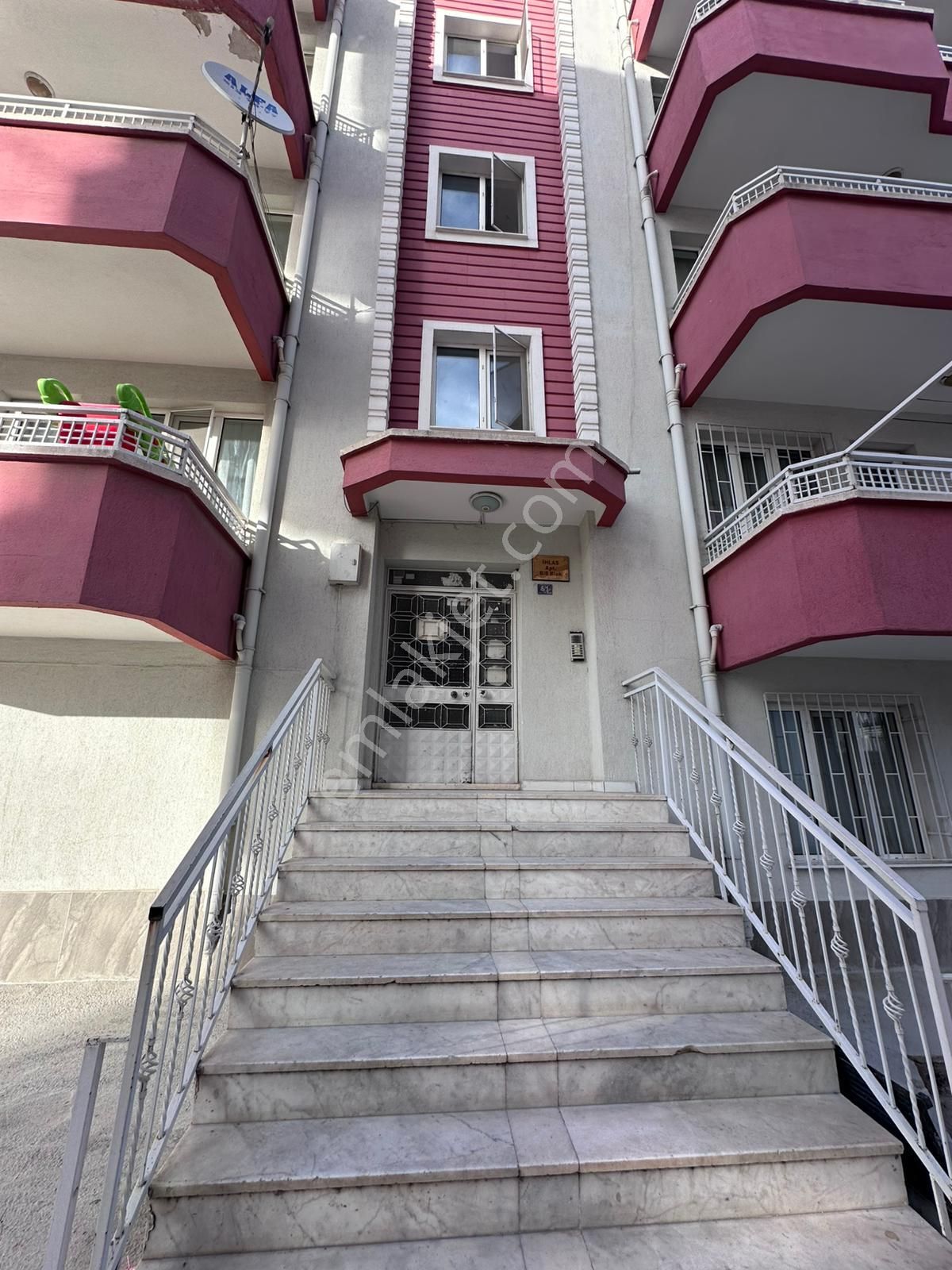 Afyon Üçok Emlaktan Nazmi Saatçi Mah Kentsel Dönüşüme Uygun Satılık 3+1 Temiz Bakımlı Daire - Görsel 4