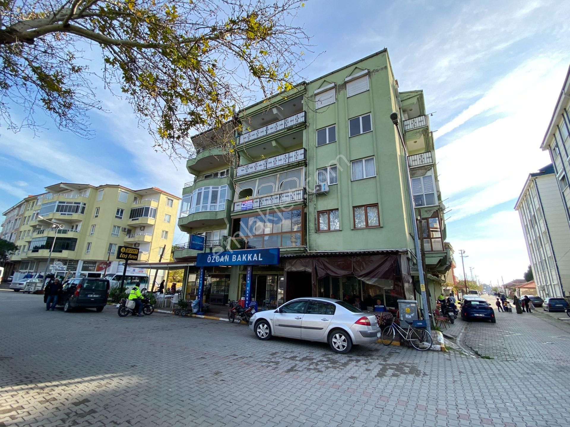 Altınova Merkezde Cadde Üzerinde Önü Açık Geniş Satılık 3+1