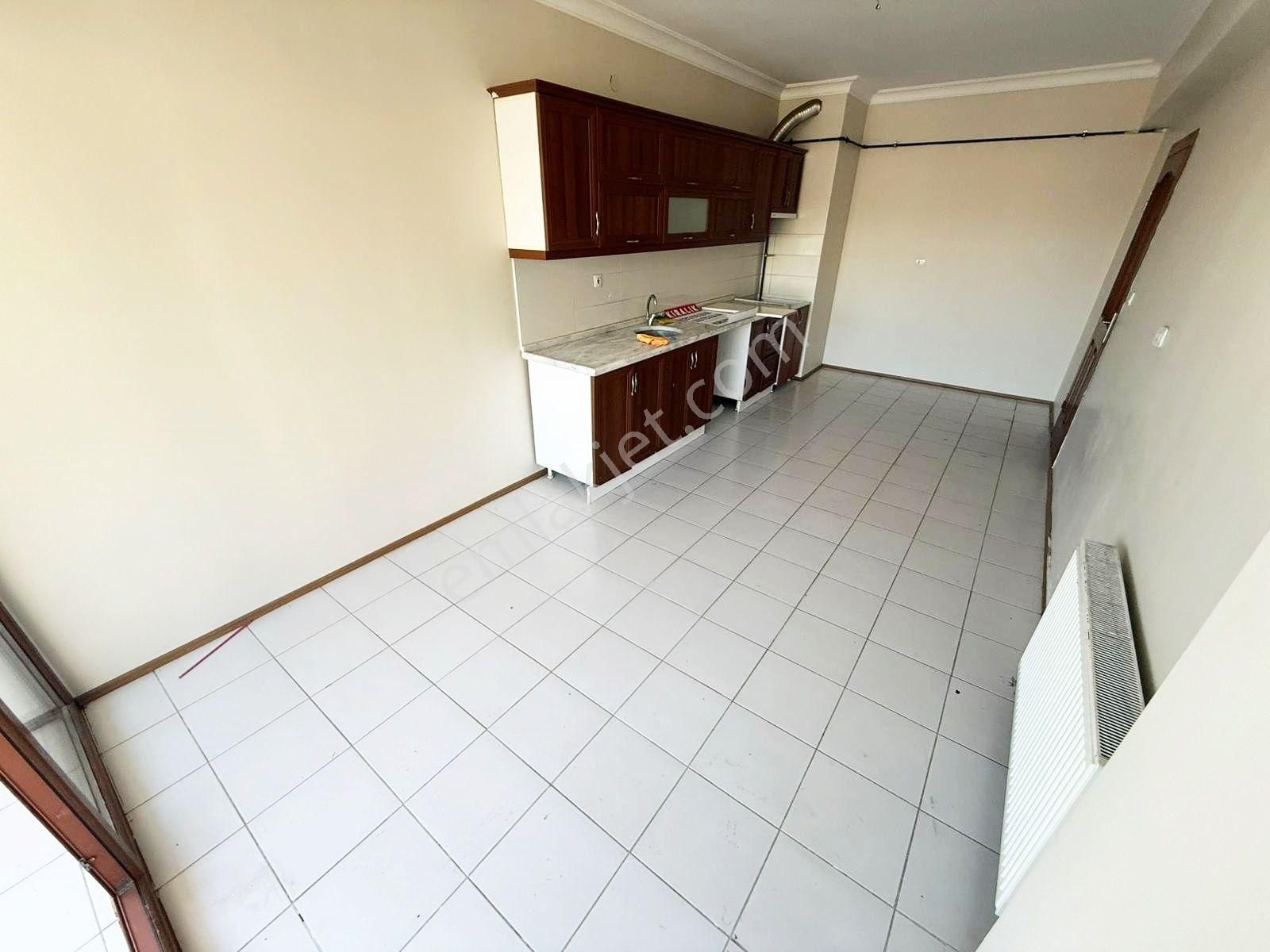 Yozgat Bulvarı Üzerinde Ara Katta 4+1 Ferah Yapılı Geniş Daire - Görsel 2