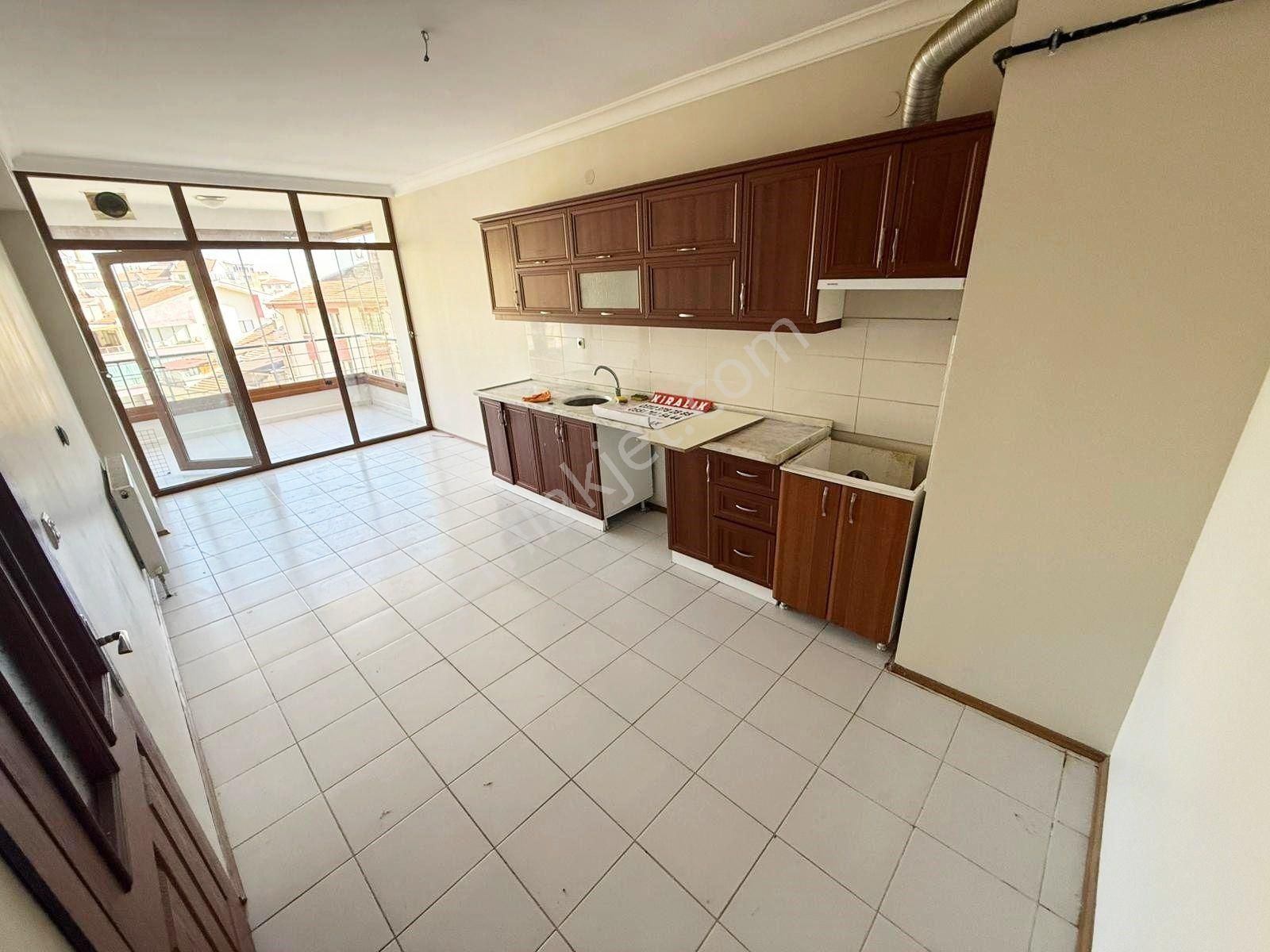 Yozgat Bulvarı Üzerinde Ara Katta 4+1 Ferah Yapılı Geniş Daire