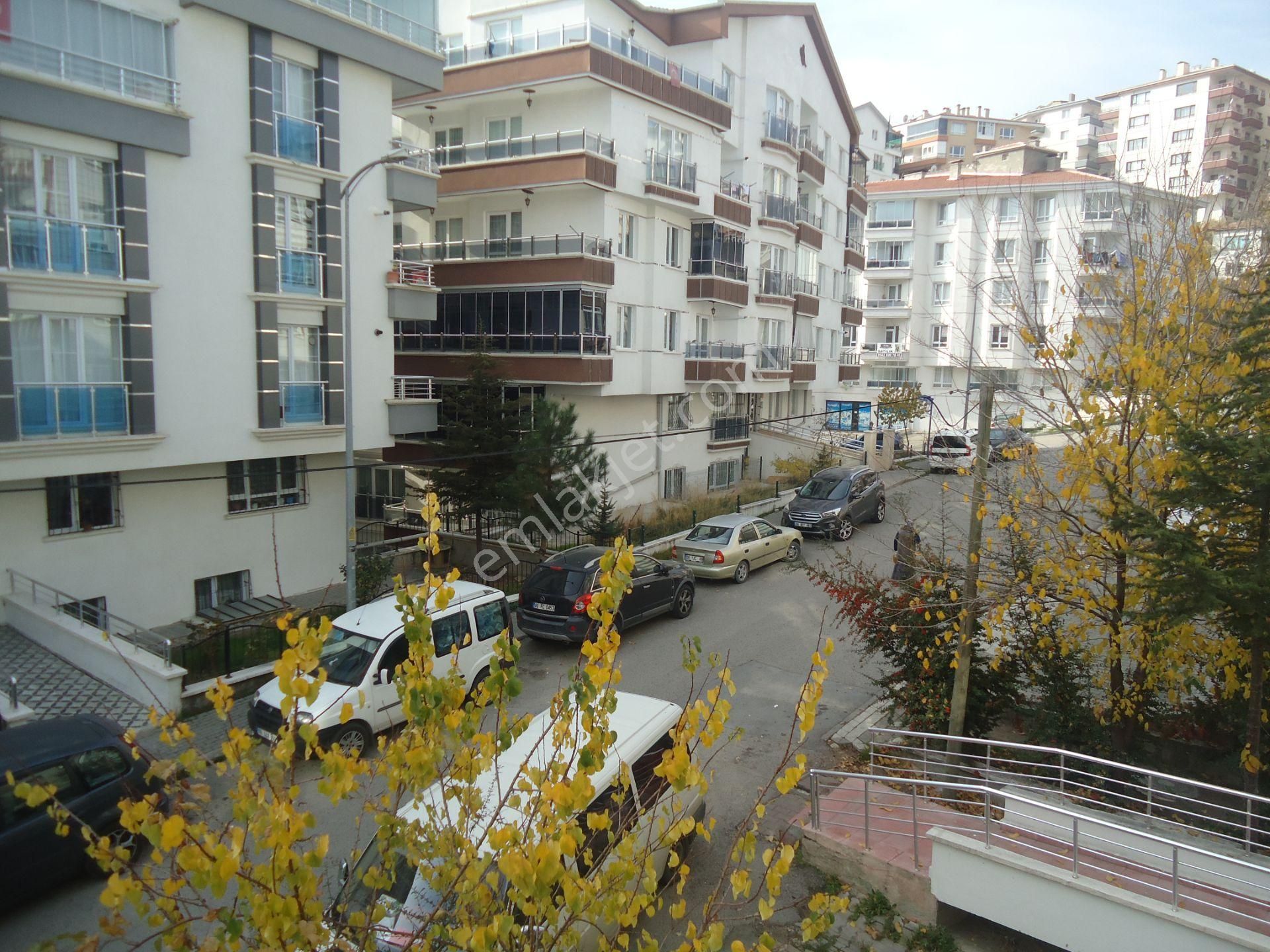 Krc'den Merkezi Konumda Asansörlü Katta Kiralık 3+1 Daire - Görsel 16