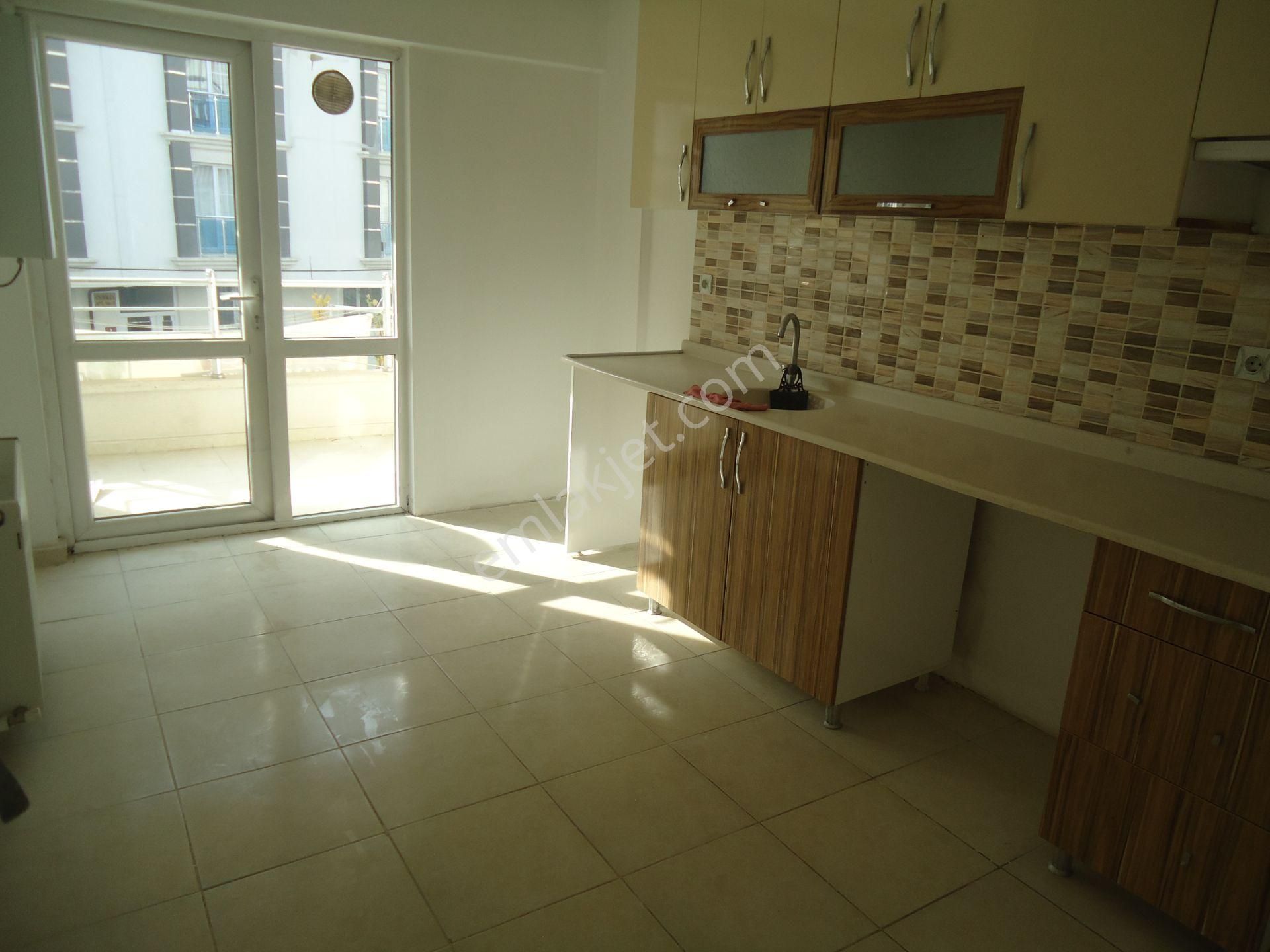 Krc'den Merkezi Konumda Asansörlü Katta Kiralık 3+1 Daire