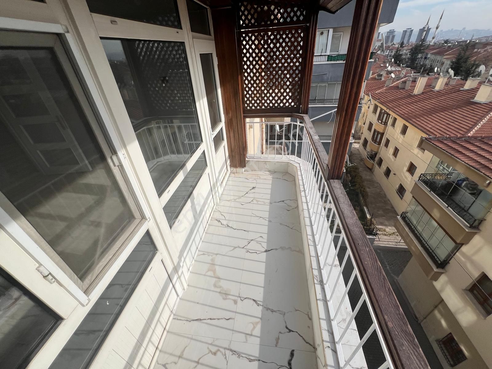 İncirli'de Cadde Üzeri Manzaralı Full+full Yapılı 3+1 Daire! - Görsel 22