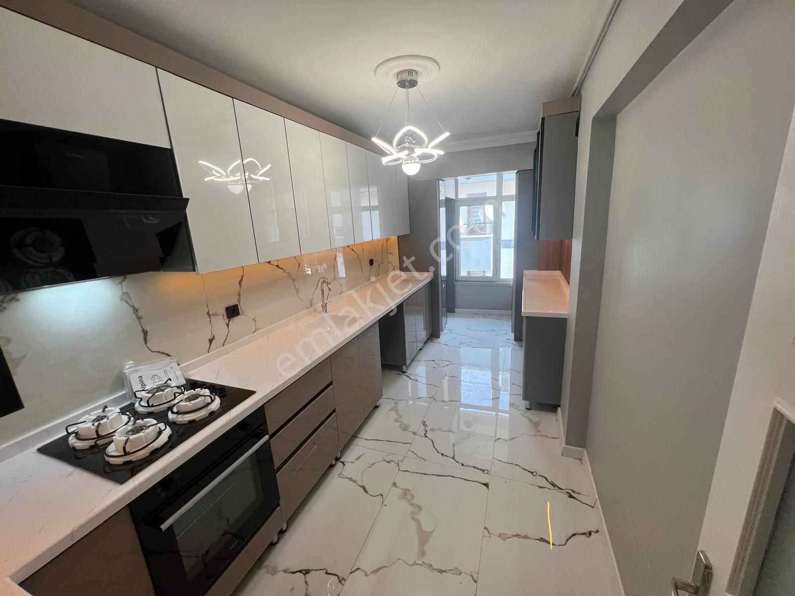 İncirli'de Cadde Üzeri Manzaralı Full+full Yapılı 3+1 Daire!