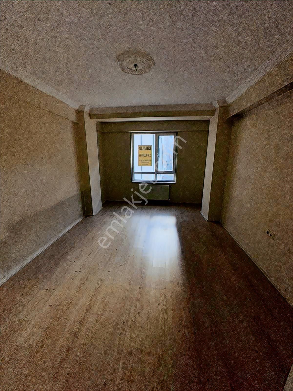 Fatihmahallesinde Tranvayın Dibinde Çok Geniş 1+1 Arakat Daire - Görsel 7