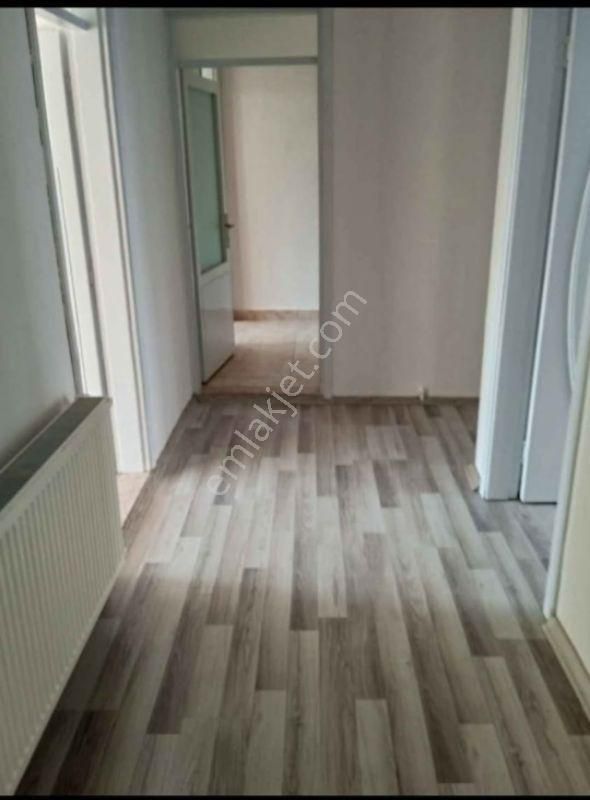 🏡 Kıbrıs Şehitler Caddesinde Yenilenmiş 3+1 – Çift Balkonlu - Görsel 3