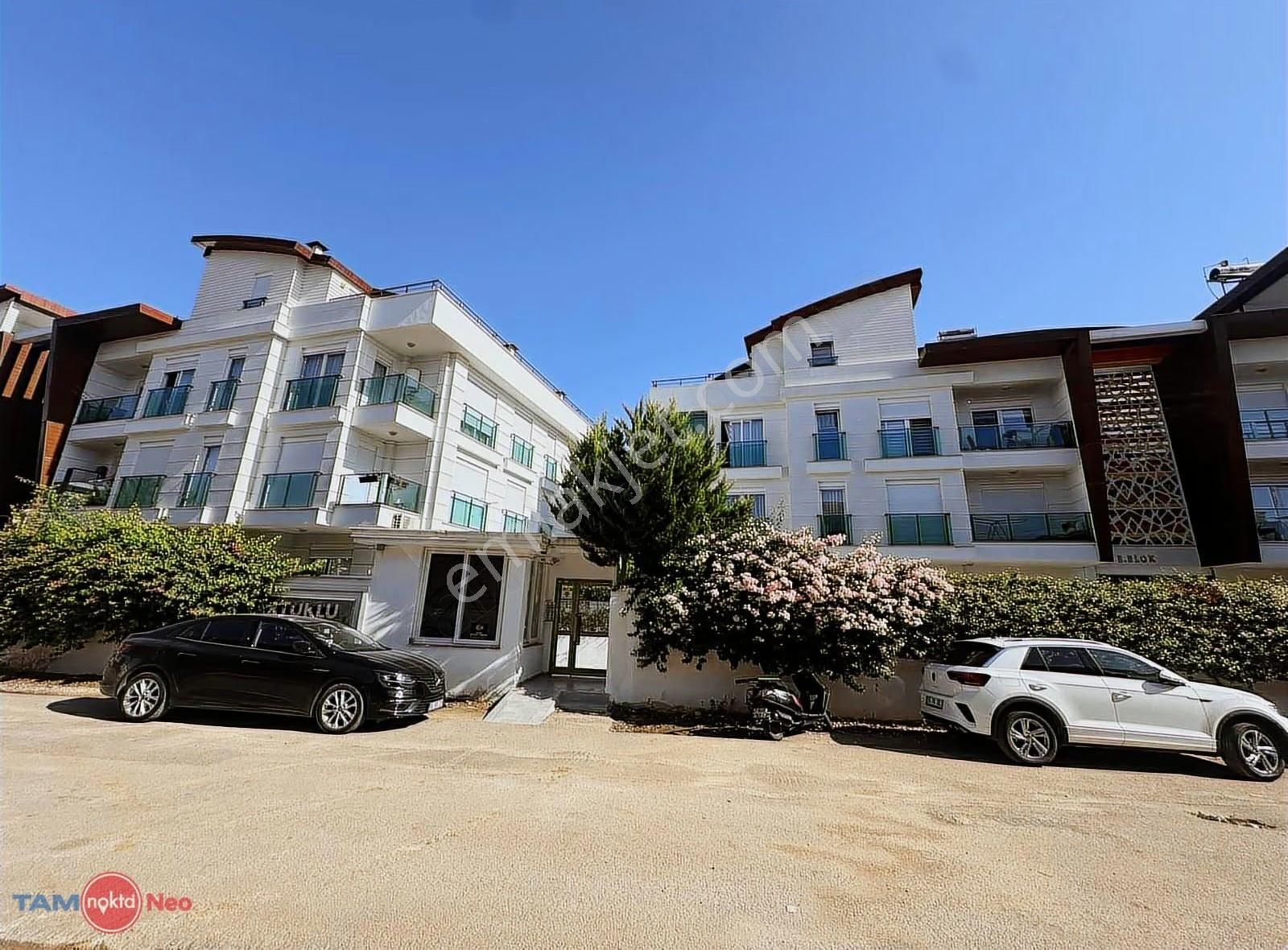 Güzeloba'da Havuzlu Kapalı Otoparklı 1+1 Eşyalı Kiralık Daire