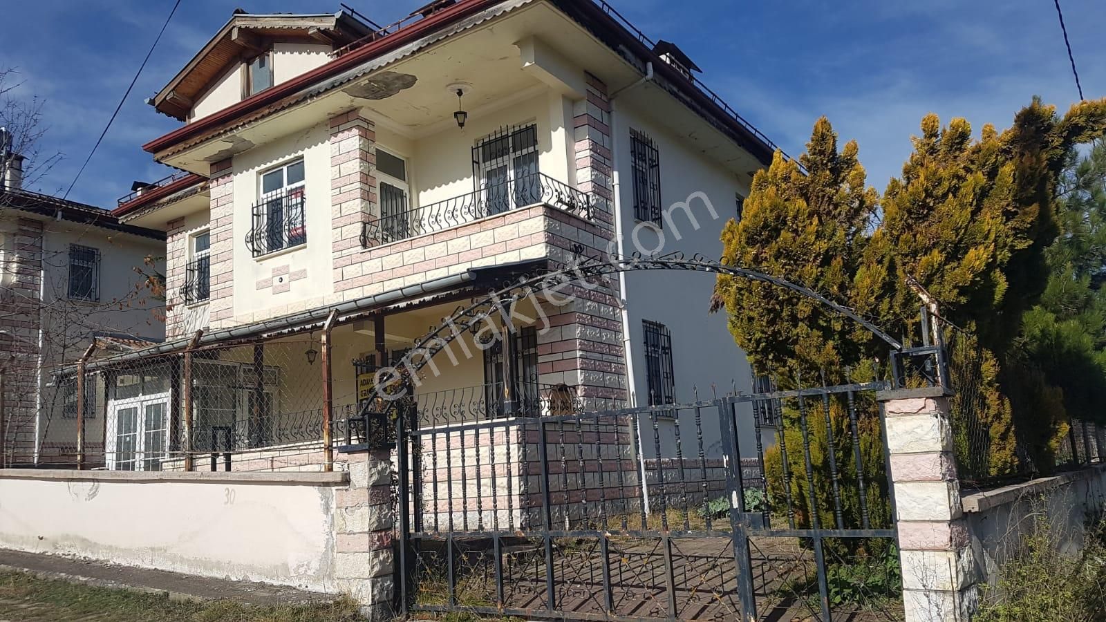 Adalet Gold Group Emlak'tan Satılık Çam İçinde Müstakil İki Katlı Uygun Fiyata Yapılı Bahçeli - Görsel 6