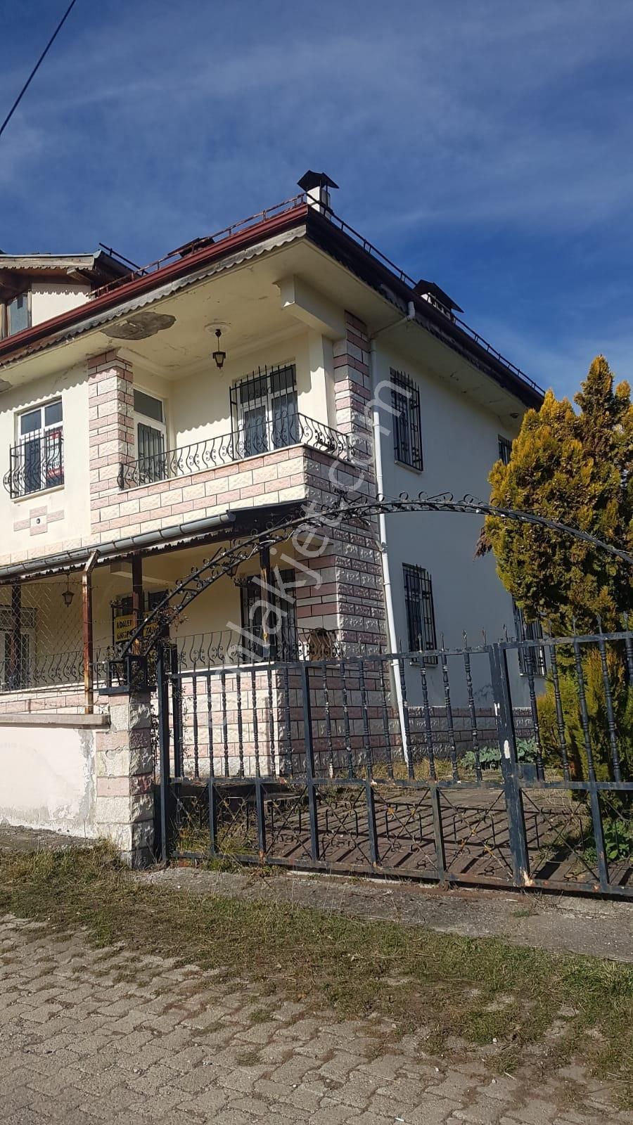 Adalet Gold Group Emlak'tan Satılık Çam İçinde Müstakil İki Katlı Uygun Fiyata Yapılı Bahçeli - Görsel 3