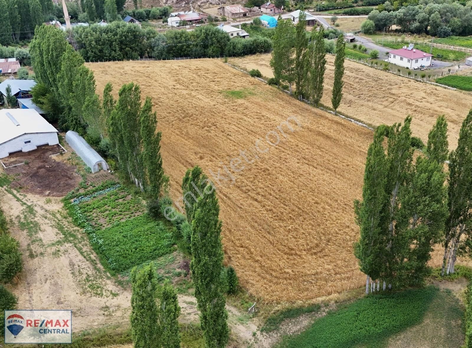 Re/max Central'dan Hafik'de İyi Konumda Satılık Villa Parseli - Görsel 8