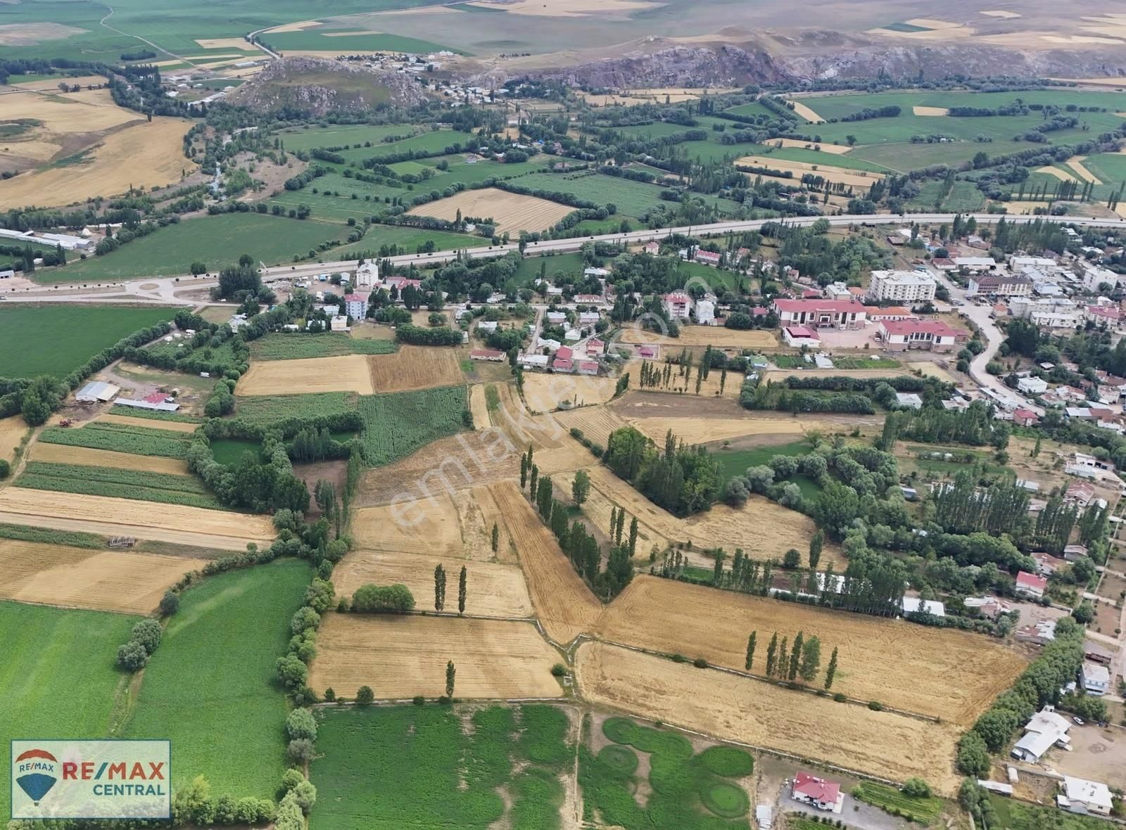 Re/max Central'dan Hafik'de İyi Konumda Satılık Villa Parseli - Görsel 3