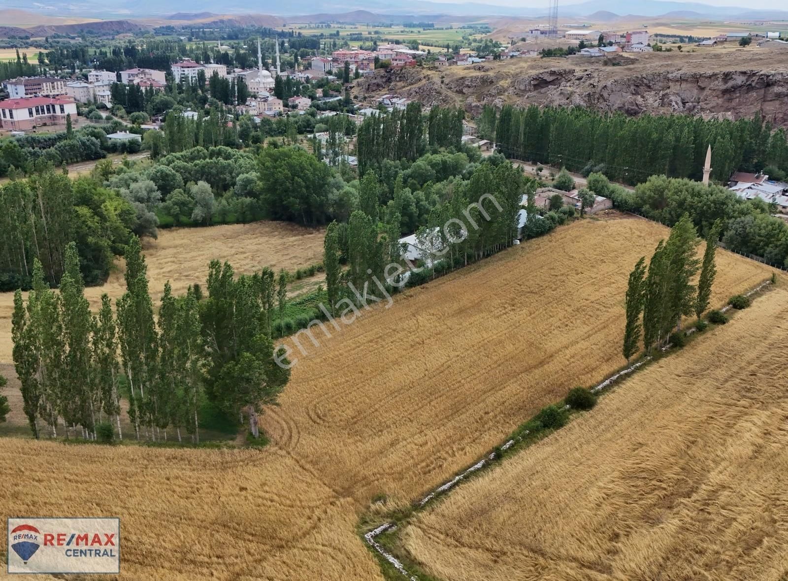 Re/max Central'dan Hafik'de İyi Konumda Satılık Villa Parseli - Görsel 7