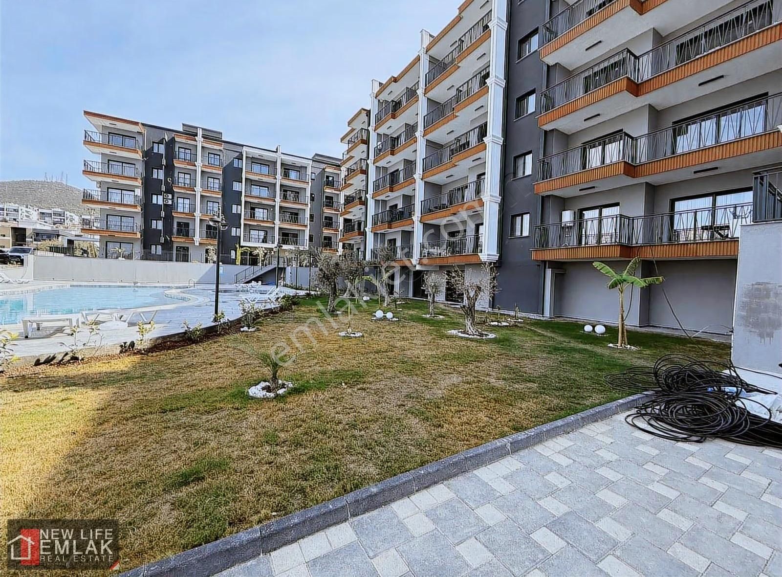 Kuşadası Egemahallesınde Havuzlu Elit Sitede Satılık Daireler