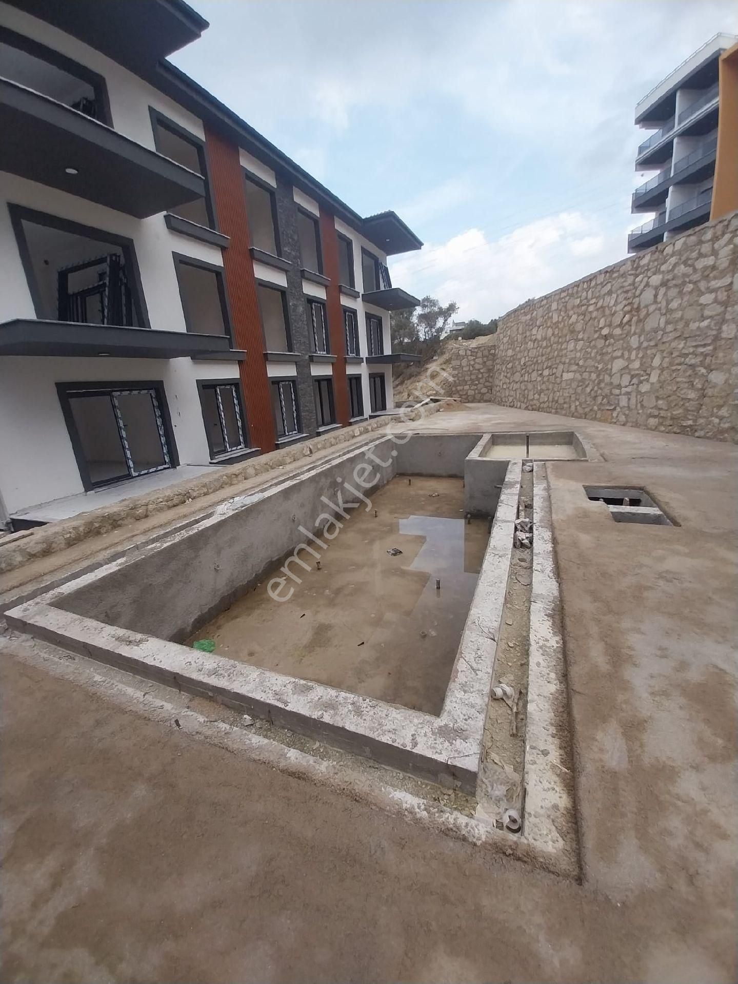 Kuşadası Kirazlı Yolu Caddesi Üzerinde Satılık Sıfır Lüks 2+1 Daireler Ebeveyn Banyolu Ve Banyosuz - Görsel 19