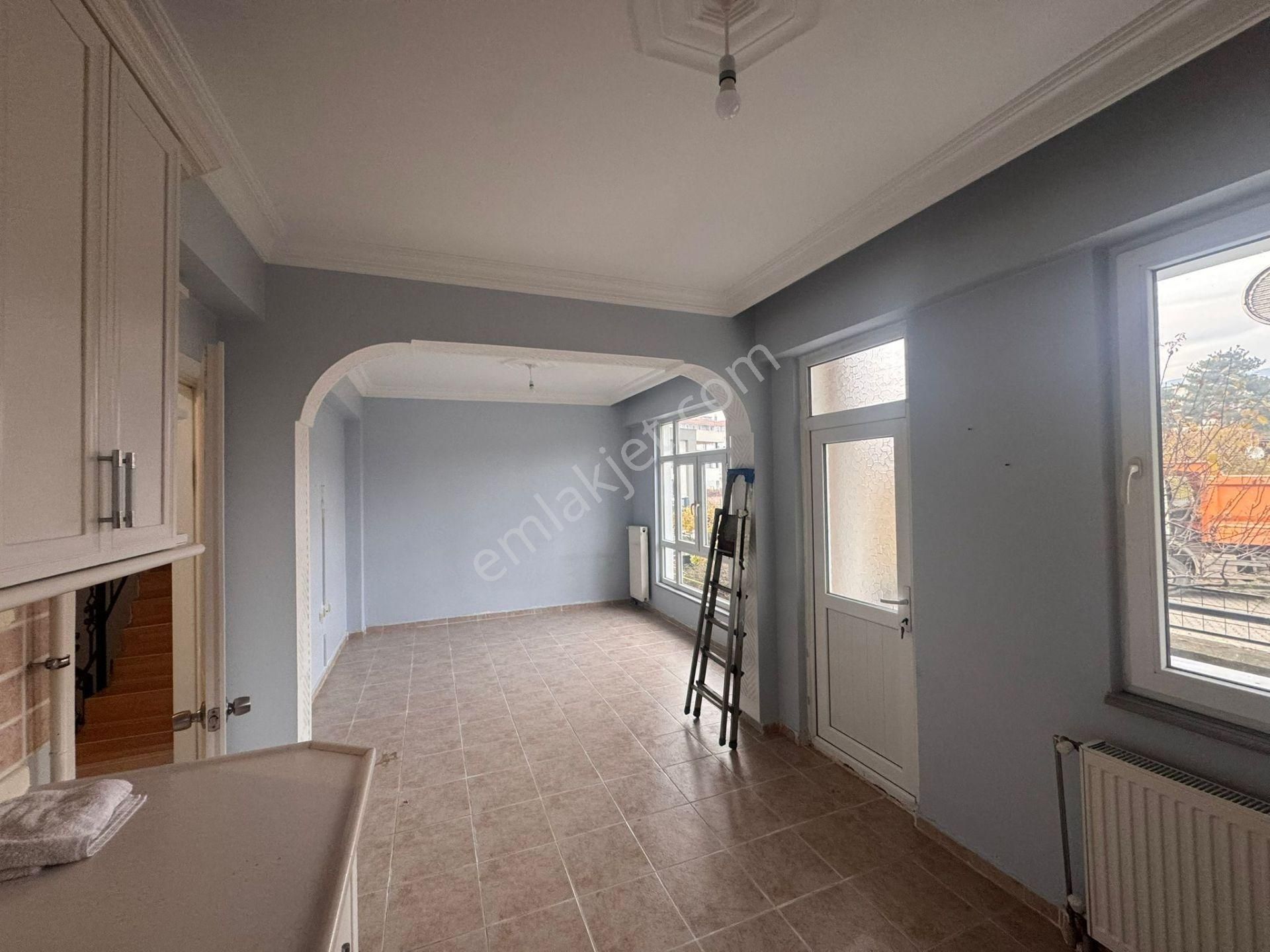 7+1 Bahçeli Müstakil Zemin Kat + Üç Katlı Kiralık Villa - Görsel 19