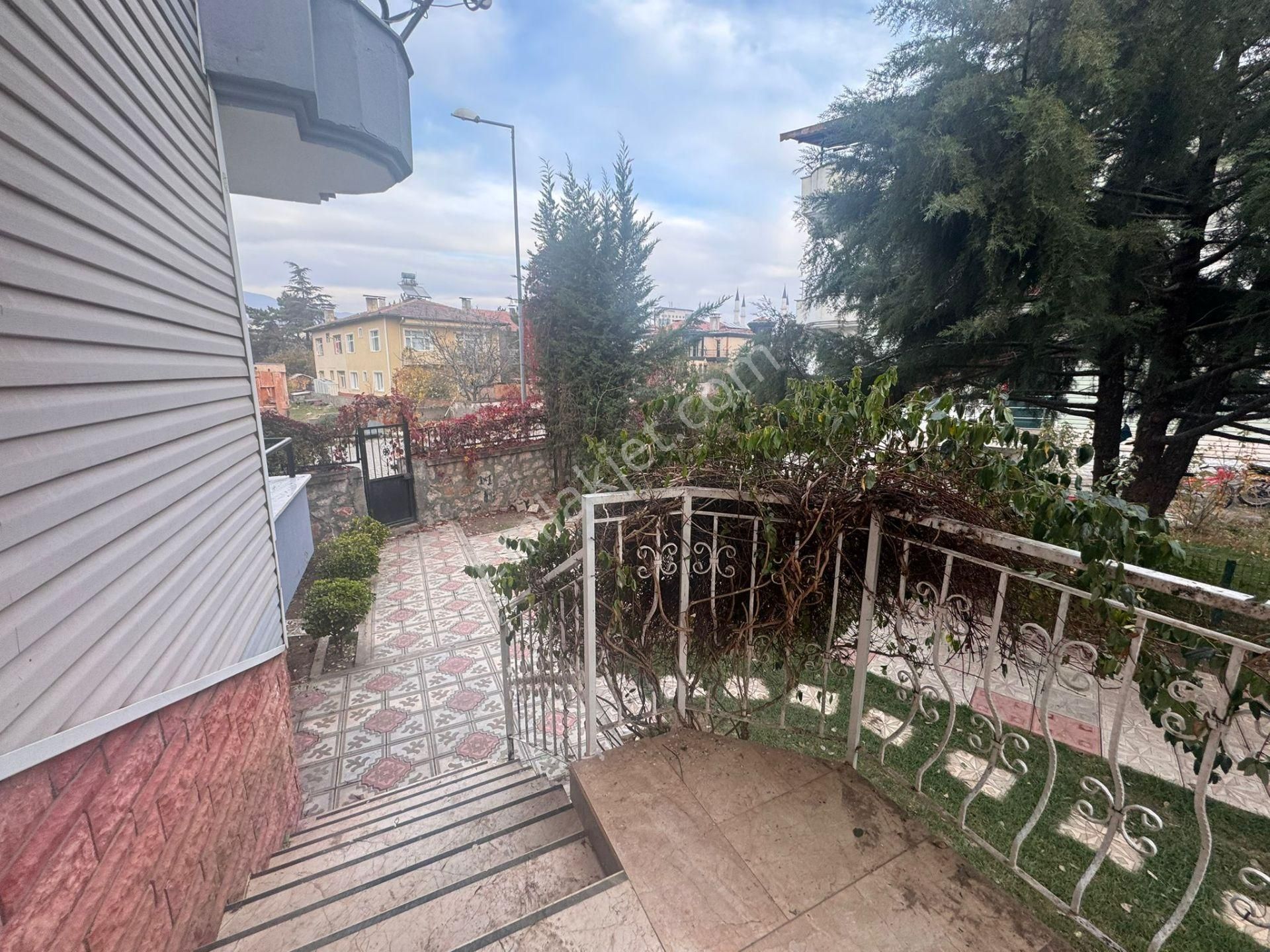 7+1 Bahçeli Müstakil Zemin Kat + Üç Katlı Kiralık Villa - Görsel 26