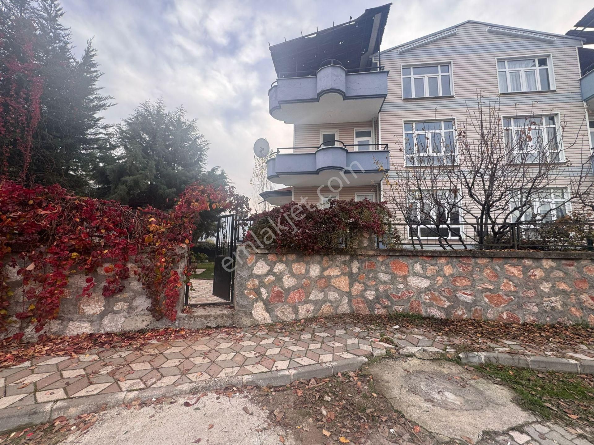 7+1 Bahçeli Müstakil Zemin Kat + Üç Katlı Kiralık Villa - Görsel 27