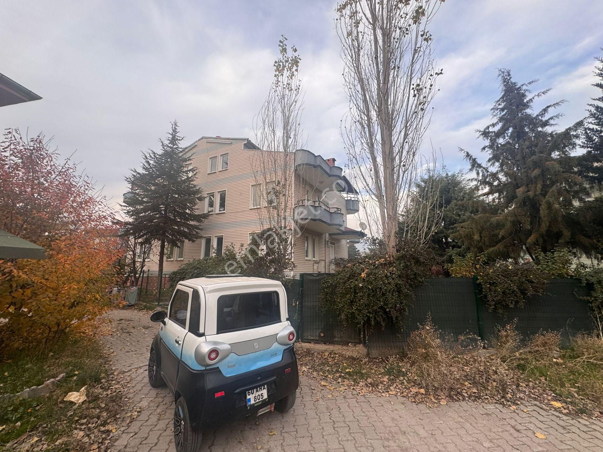 7+1 Bahçeli Müstakil Zemin Kat + Üç Katlı Kiralık Villa - Görsel 31