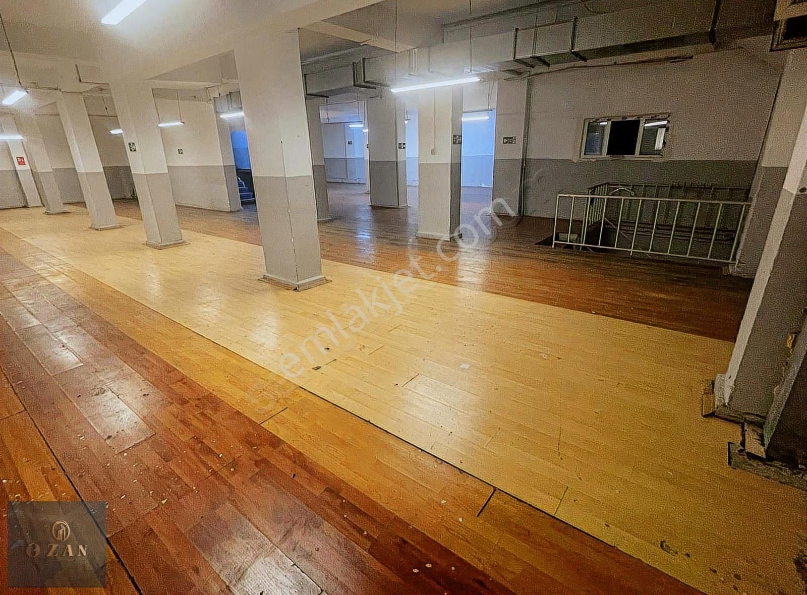 Sefaköy Merkezde Cadde Üzeri 450m2 2 Katlı Bodrum Dükkan