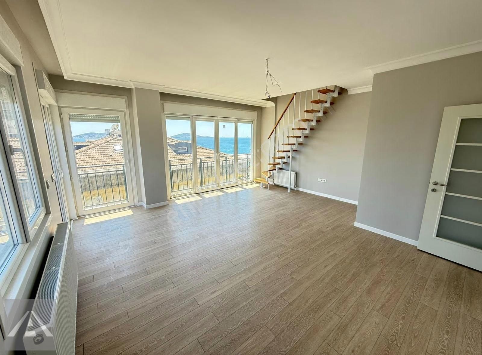 Yalıda Sahile 2. Bina Lebi Derya Deniz Manzaralı 4+2 Dubleks - Görsel 6