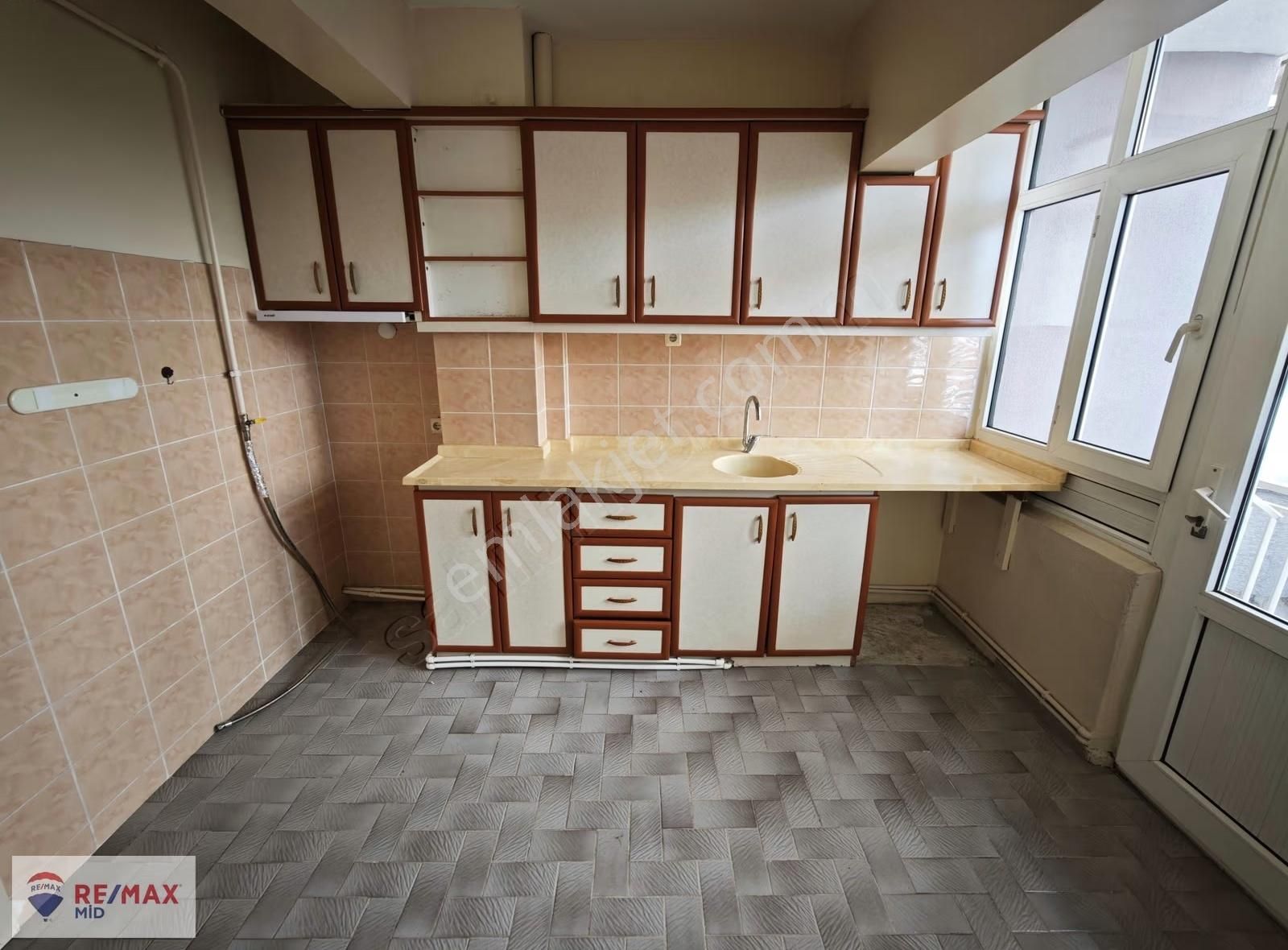 Remax Mıd - Gazi Bulvarında 3+1 Arakat Kiralık Daire - Görsel 8