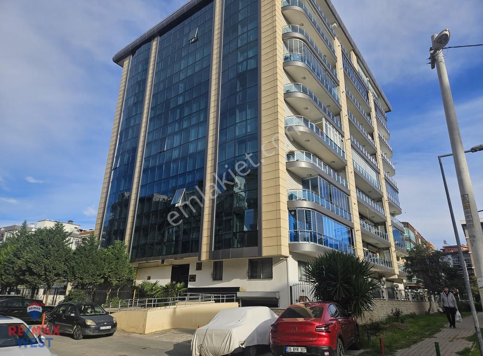 Karşıyaka Şemikler'de Geniş Ve Lüks Satılık 3+1 Daire