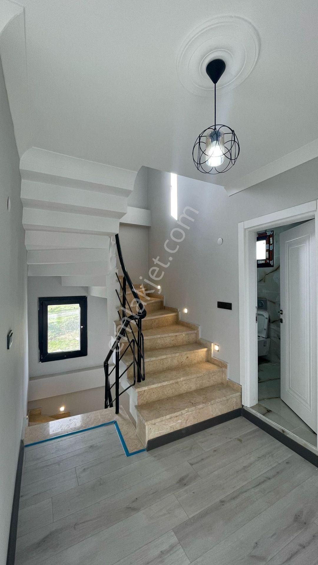 Yeniçiftlikte Denize 200 Metre Mesafede Ful Deniz Manzaralı 5+1 Müstakil Villa - Görsel 24