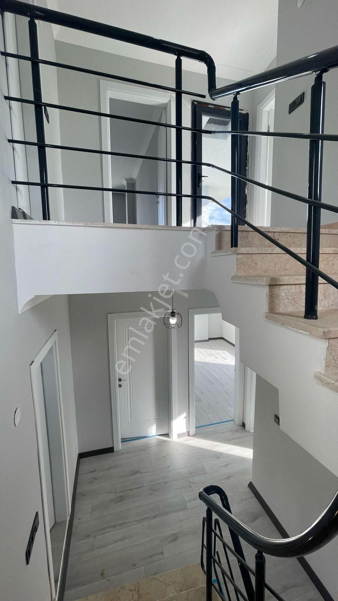 Yeniçiftlikte Denize 200 Metre Mesafede Ful Deniz Manzaralı 5+1 Müstakil Villa - Görsel 22