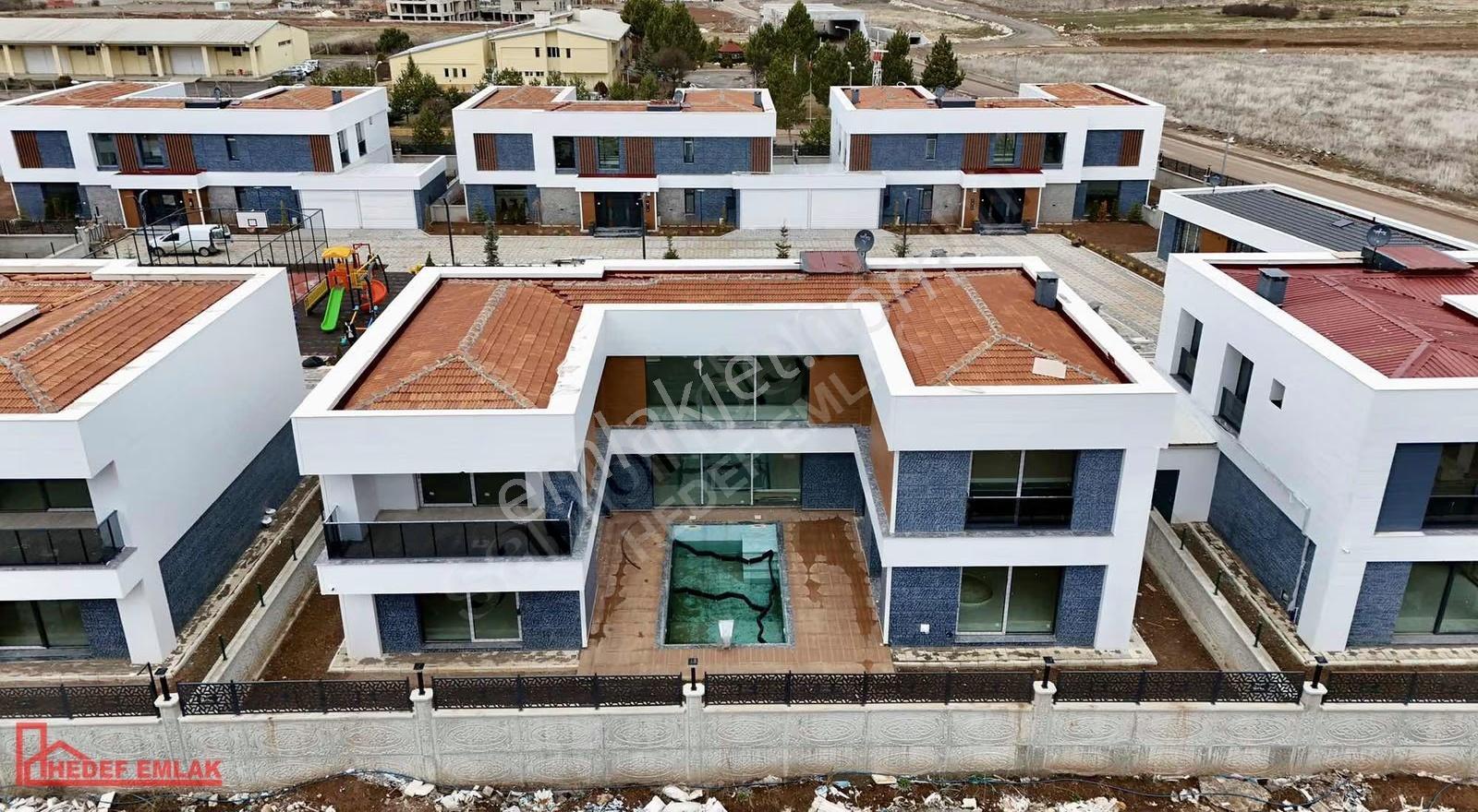 Hedef Emlaktan Kardeşlerde Özel Tasarım Yüzme Havuzlu Ultra Lüx - Görsel 17