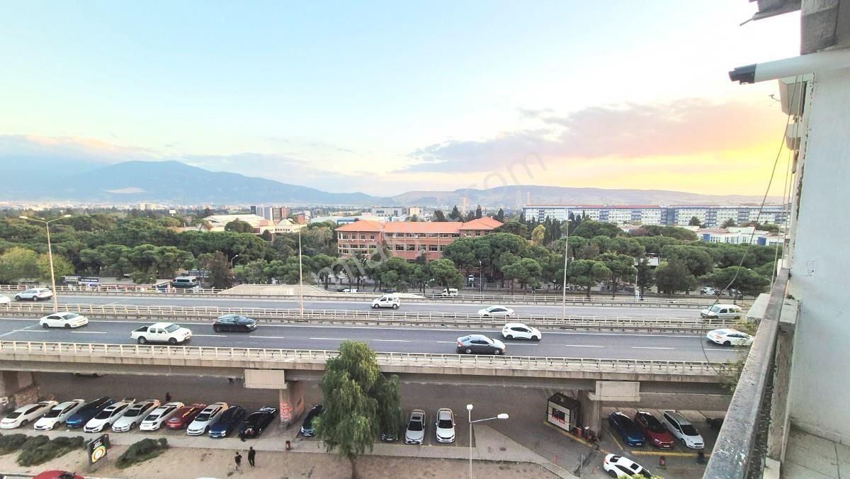 Turyptan Bornova Metro Karşısı Satılık 3+1 Tadilatlı